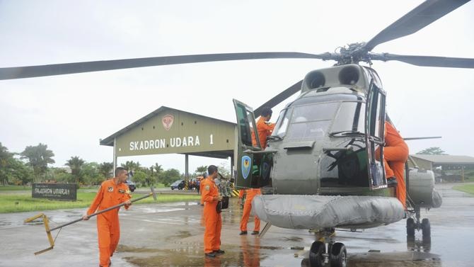 Phó tổng thống Indonesia trực tiếp chỉ đạo tìm kiếm máy bay mất tích - 1 Công tác tìm kiếm sẽ được nối lại ngay sáng sớm mai.