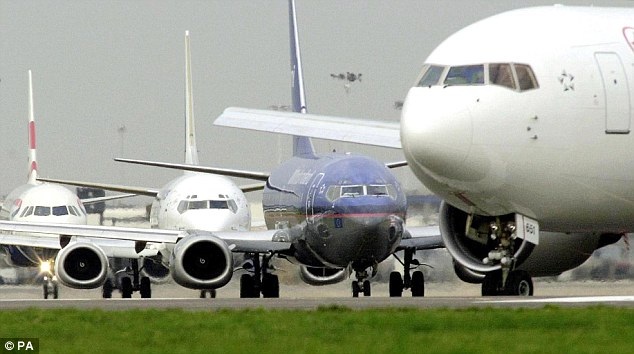 Máy bay chở 180 hành khách suýt đâm máy bay không người lái - 1 Các máy bay đậu tại sân bay Heathrow ở London, Anh.