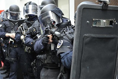 Nhận diện lực lượng đặc nhiệm Pháp - 1 Các thành viên của GIGN tham gia cuộc bao vây, đột kích hôm 9-1 tại Dammartin-en-Goele. Ảnh: AFP