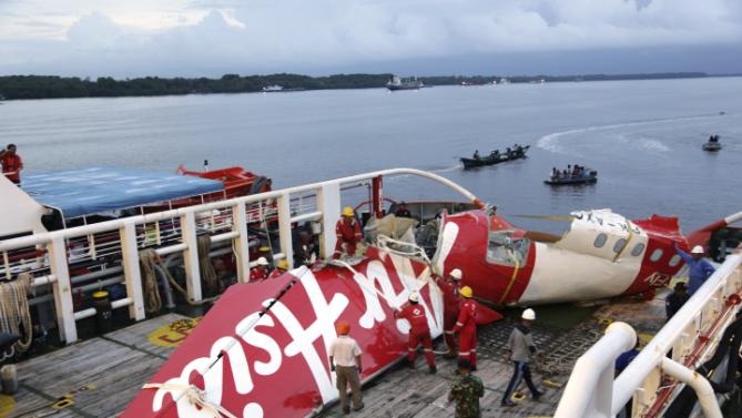Nhiều mảnh vỡ lớn của máy bay AirAsia QZ8501 đã được trục vớt (Ảnh:
