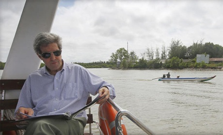 Ngoại trưởng Mỹ John Kerry viết về mối đe dọa đối với sông Mekong - 1 Ngoại trưởng Mỹ John Kerry đi thuyền trên sông Mekong trong chuyến thăm Việt Năm năm 2013. (Ảnh: