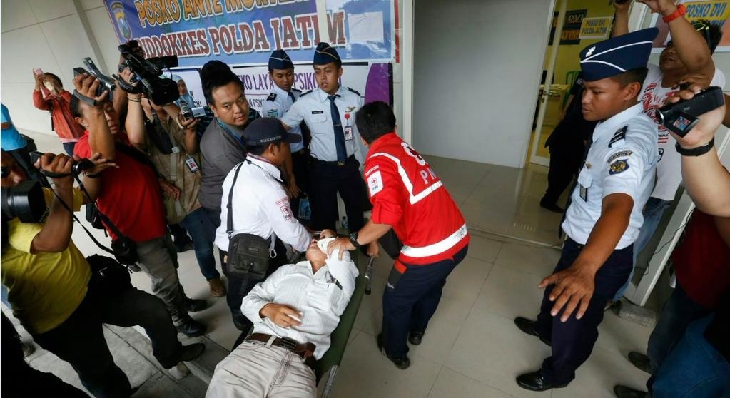 Một thân nhân hành khách ngất xỉu khi nghe tin dữ từ lực lượng tìm kiếm.