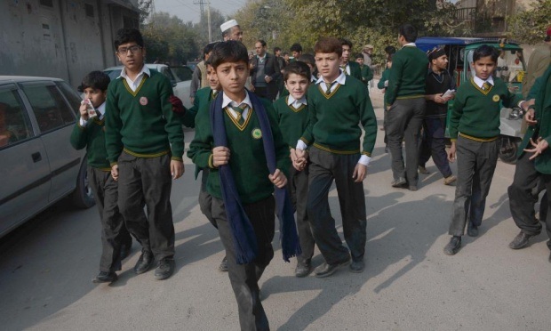 Thế giới lên án vụ thảm sát trường học làm 141 người chết ở Pakistan - 5 Các học sinh được sơ tán sau khi xảy ra vụ tấn công.