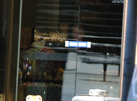 Một nữ con tin tóc vàng đang nhìn ra bên ngoài.