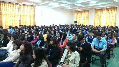 Đông đảo các đại biểu và sinh viên của Học viện Ngoại giao tham dự lễ kỷ niệm Holocaust.