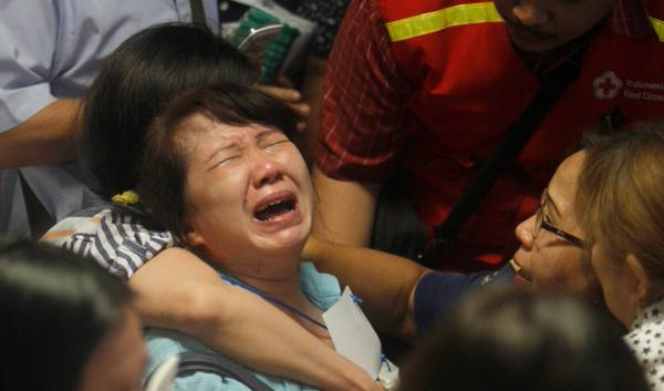 Thân nhân òa khóc khi nghe tin đã vớt được xác các nạn nhân.