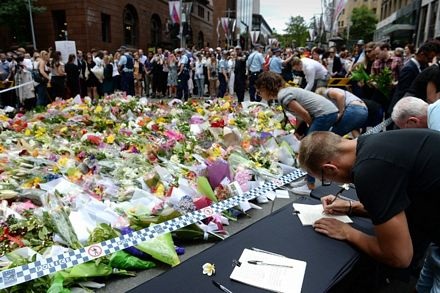 Những cuốn sổ cũng được chuẩn bị để công chúng ghi lời chia buồn.