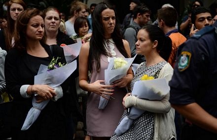 Hai cốc cà phê mang ảnh của 2 con tin xấu số.