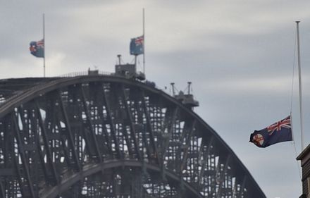 Cờ Úc được treo rủ trên cầu cảng Sydney ngày 16/12 để tưởng niệm các con tin thiệt mạng.