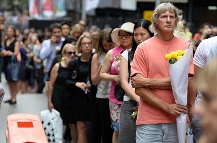 Dòng người xếp hàng dài trên khu phố Martin Place, thuộc quận kinh doanh trung tâm của Sydney.