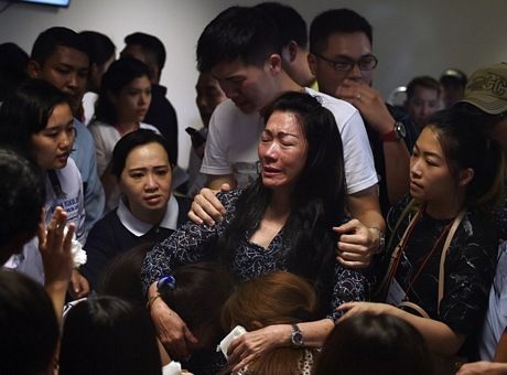 Thân nhân hành khách máy bay AirAsia đau đớn tột cùng