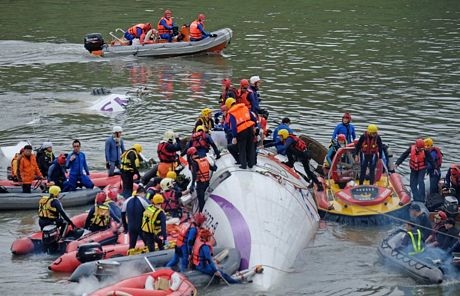 Máy bay chở 58 người khi gặp nạn, gồm 53 hành khách và 5 thành viên phi hành đoàn.