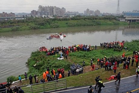 Theo hãng tin BBC, 1/3 trong số các hành khách là khách du lịch từ đại lục.
