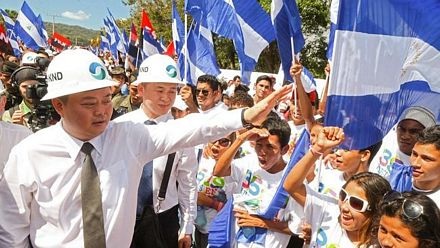 Nicaragua khởi công kênh đào 50 tỷ USD nối hai đại dương - 1 Ông trùm viễn thông Trung Quốc Wang Jing (trái) trong lễ khởi công dự án kênh đào.