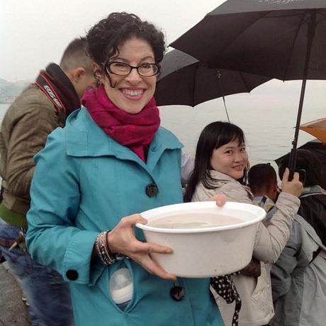 Tham dự lễ thả cá còn có Tổng lãnh sự Mỹ tại thành phố Hồ Chí Minh, bà Rena Bitter. (Ảnh: