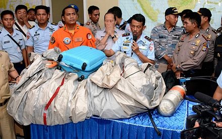 Hành lý, bình ôxy và các mảnh vỡ được tìm thấy.