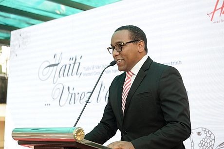 Đại sứ Haiti Jean Lesly Benoit phát biểu tại buổi lễ khai mạc “Tuần lễ văn hóa Haiti tại Việt Nam”.