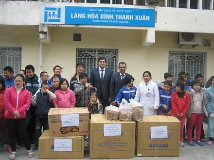 Các nhân viên Đại sứ quán Azerbaijan chụp ảnh với các em nhỏ tại Làng trẻ em khuyết tật Hòa Bình.