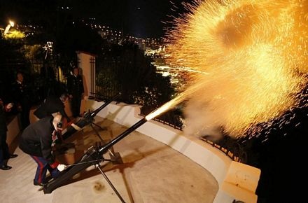 Monaco bắn 42 phát đại bác chào mừng Công nương sinh đôi - 4 Đại bác được bắn để chào đón cặp song sinh.