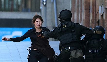 Người phụ nữ bật khóc và ôm lấy cảnh sát sau nhiều giờ bị bắt giữ.