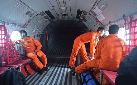 Các thành viên của không quân Indonesia trên một máy bay CN295 tham gia tìm kiếm QZ8501.