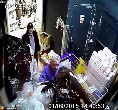 Một số con tin đã bị tay súng Coulibaly ép vô hiệu hóa camera an ninh.