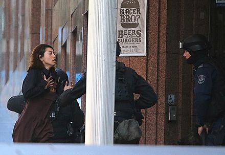 Tính tới 5 giờ chiều ngày 15/12 giờ địa phương, 5 con tin đã thoát khỏi quán cà phê Lindt.