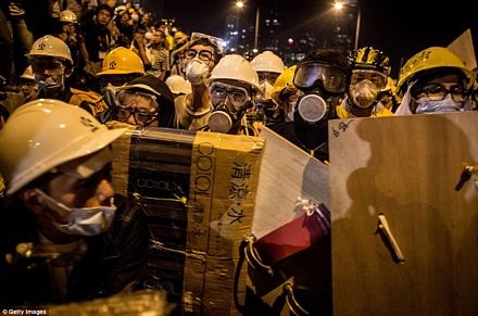Hong Kong tiếp tục rung chuyển vì biểu tình, xung đột - 4 Vũ Anh