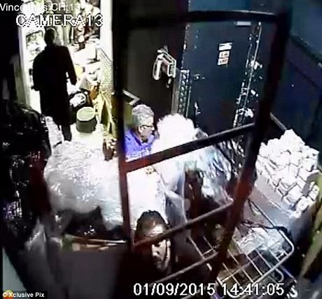 Các con tin nam đã được ghi hình trong khi dùng thang để trèo lên phá hủy camera giám sát.