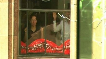 Các nguồn tin ban đầu cho biết hàng chục con tin đã bị khống chế bên trong quán.