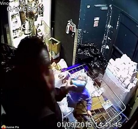 Một con tin phá camera theo lệnh của tay súng.