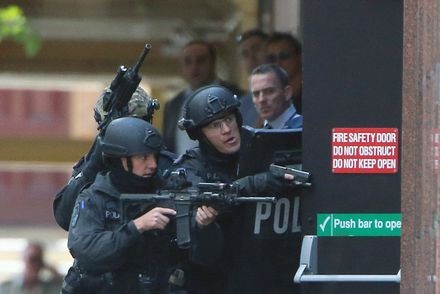 Đông đảo cảnh sát đã được triển khai tại hiện trường nhằm đối phó với vụ việc.