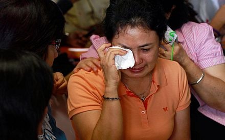 Người thân các nạn nhân bật khóc khi nhận được tin về việc tìm thấy các thi thể.