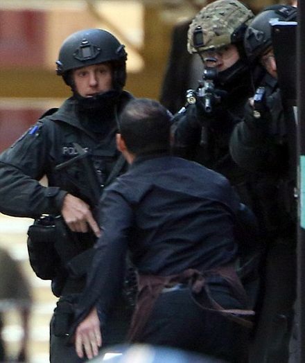 Một người đàn ông đeo tạp dề thoát ra ngoài an toàn.