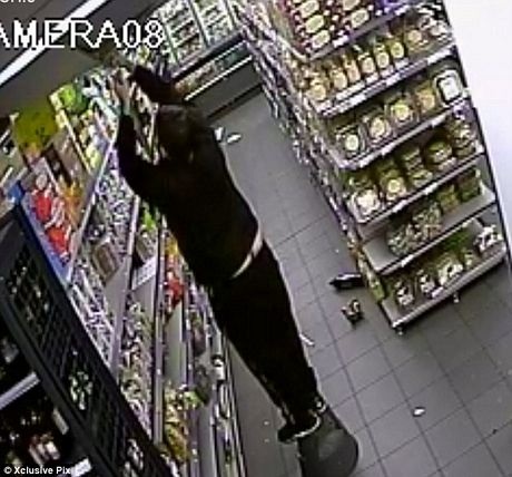 Một trong số các con tin được nhìn thấy đứng lên cáo để vô hiệu hóa camera.