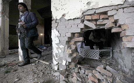 Sự tàn phá có thể được nhìn thấy ở khắp nơi.