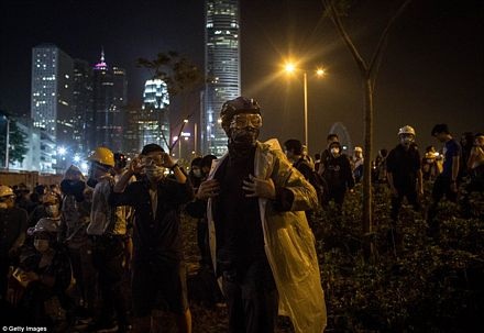 Hong Kong tiếp tục rung chuyển vì biểu tình, xung đột - 8 Vũ Anh