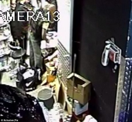 Cảnh tượng ngổn ngang bên trong siêu thị do vụ tấn công.