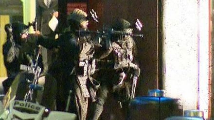 Cảnh sát được trang bị vũ khí sẵn sàng ứng phó với các diễn biến của vụ bắt cóc.