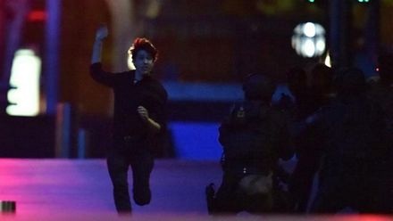 Một con tin thoát khỏi quán cà phê Lindt sau nhiều giờ bị khống chế.