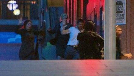 Những con tin cuối cùng ra khỏi quán.