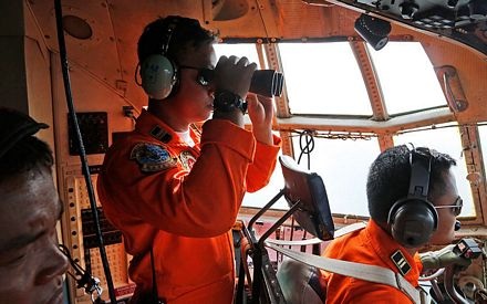 Indonesia đã huy động lực lượng hùng hậu tìm chiếc máy bay chở 162 hành khách của hãng AirAsia.