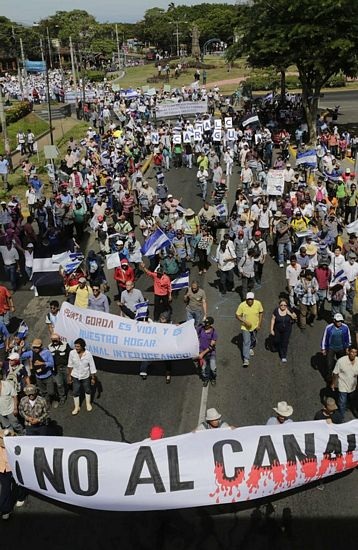 Nicaragua khởi công kênh đào 50 tỷ USD nối hai đại dương - 2 Người dân tham gia một cuộc biểu tình phản đối xây dựng kênh đào ngày 22/12.