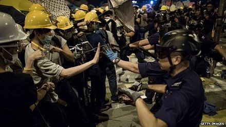 Hong Kong tiếp tục rung chuyển vì biểu tình, xung đột - 9 Vũ Anh