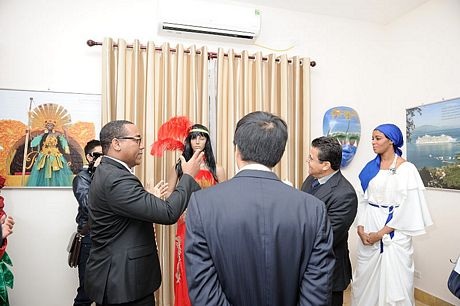 Đại sứ Benoit (trái) giới thiệu với các vị khách về triển lãm nghệ thuật.