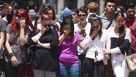 Nhiều người không ngăn được nước mặt khi tưởng niệm các nạn nhân.