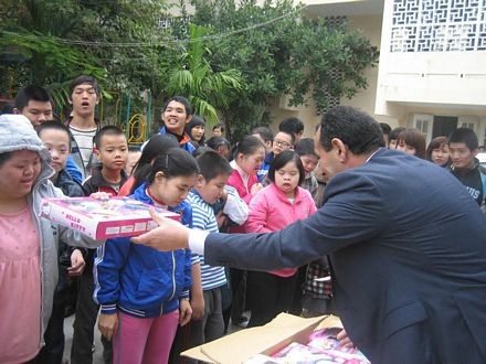 Những món quà là sự hỗ trợ rất có ý nghĩa đối với các em nhỏ khuyết tật.