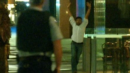 Những con tin cuối cùng ra khỏi quán.