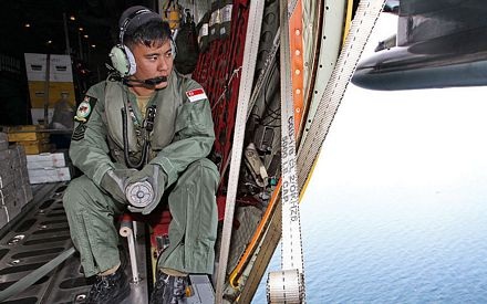 Các thành viên của không quân Singapore nhìn qua cửa sổ máy bay trong cuộc tìm kiếm trên biển Java.