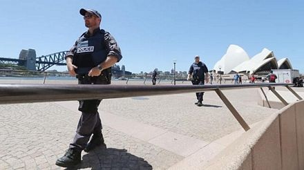 Các nguồn tin ban đầu cho biết hàng chục con tin đã bị khống chế bên trong quán.